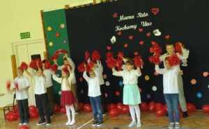 Uczniowie kl. III podczas występu.