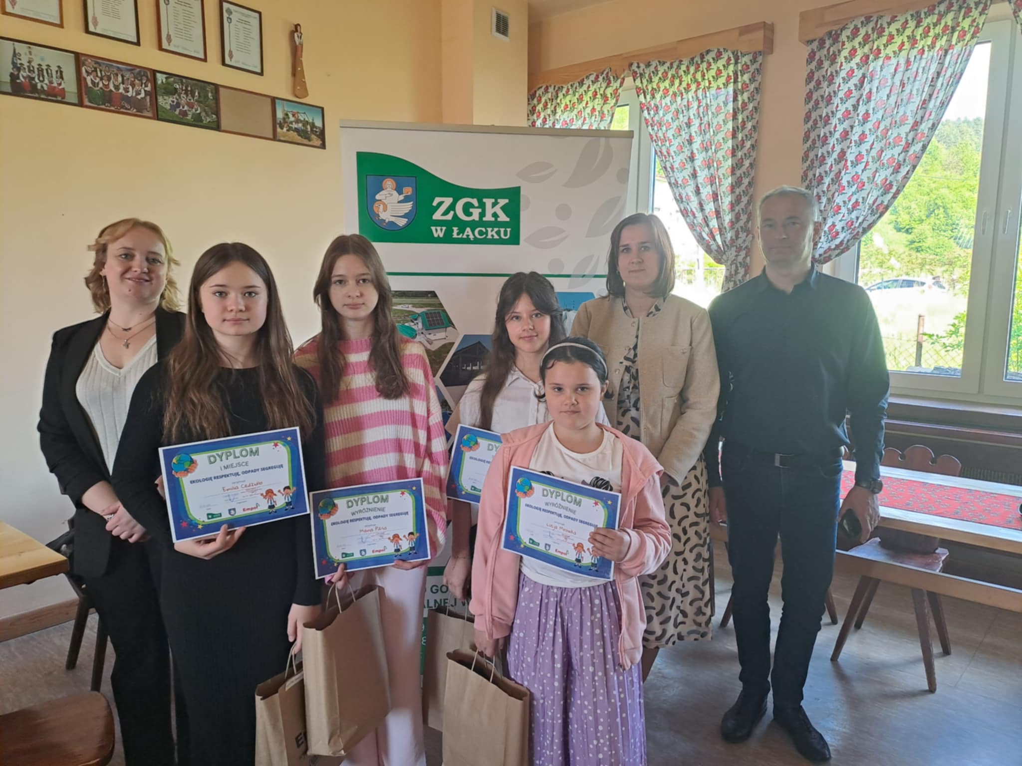 Zdjęcie zbiorowe - nasi laureaci wraz z organizatorami