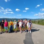 Zdjęcie zbiorowe z panoramą na Beskidy