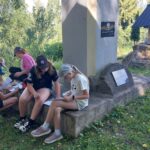 Uczniowie rozwiązują quiz o Górze Zyndrama