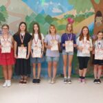 Najlepsi sportowcy r. szk. - uczennice z medalami i dyplomami