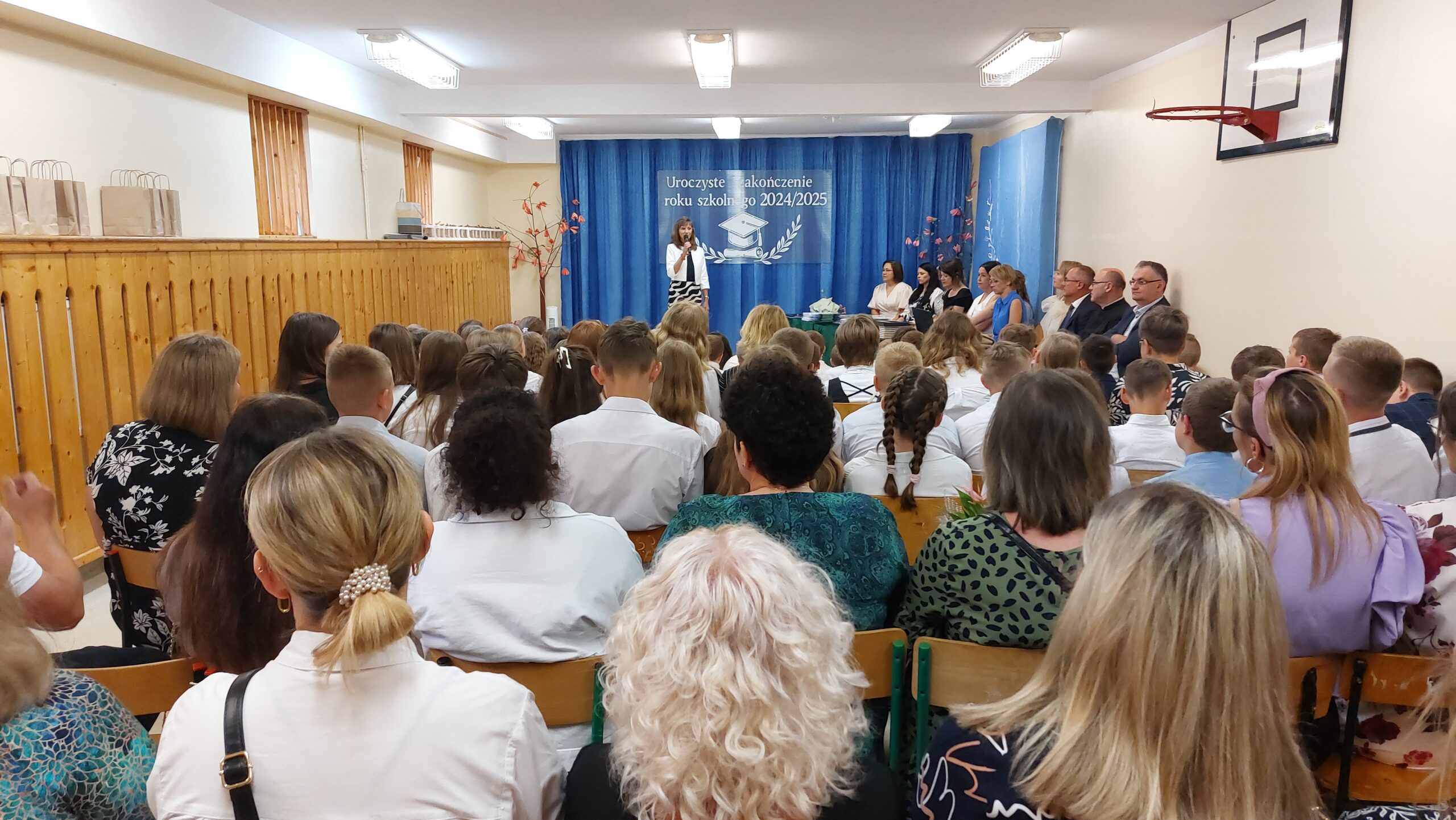 Rozpoczęcie uroczystości - przemawia pani dyrektor