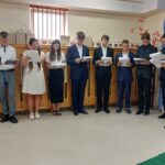 Występ ósmoklasistów (4 uczennic i 6 uczniów)