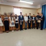 Do ósmoklasistów przemawia pani dyrektor