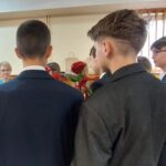 ósmoklasiści dziękują pani wychowawczyni