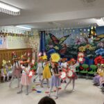 Taniec dzieci przedszkolnych - kwiatki wokół słońca