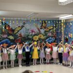 Występ dzieci przedszkolnych - śpiew z choreografią
