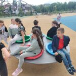 Uczniowie kl. I-III na placu zabaw w Limanowej