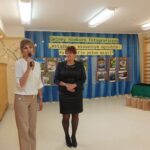 Przemawia pani dyrektor, obok pani radna