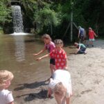 Plaża przy jeziorku z wodospadem