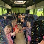 Wyjazd do Labilandu - dzieci w autobusie