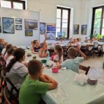 Uczniowie na warsztatach plastycznych