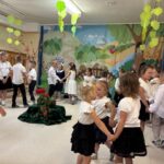 Taniec dzieci - w kółeczkach po trzy osoby