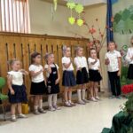Dzieci śpiewają z choreografią