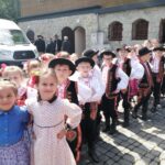 Uczniowie w korowodzie