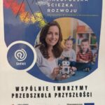 W centralnej części obrazu znajduje się plakat projektu edukacyjnego o nazwie ,,Małopolska Ścieżka Rozwoju Nauczycieli Wychowania Przedszkolnego.''