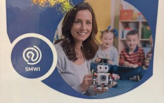 W centralnej części obrazu znajduje się plakat projektu edukacyjnego o nazwie ,,Małopolska Ścieżka Rozwoju Nauczycieli Wychowania Przedszkolnego.''