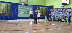 Twoje dzieci mówi do mikrofonu