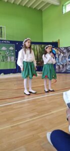 Dwoje dzieci mówi do mikrofonu