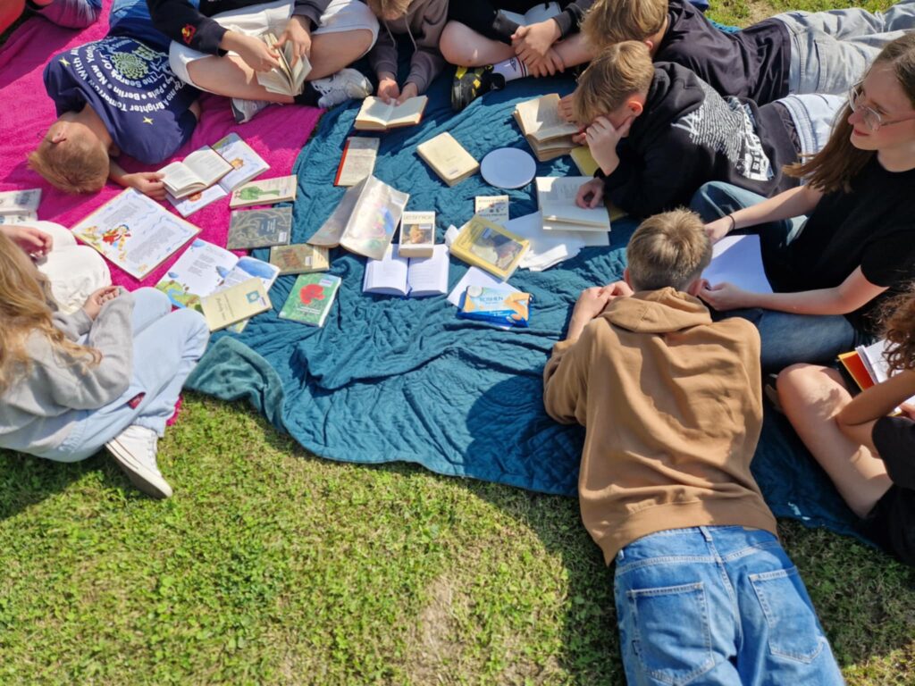Uczniowie klasy VIIIa podczas "Pikniku poetyckiego"