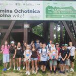 Zdjęcie zbiorowe pod wieżą widokową