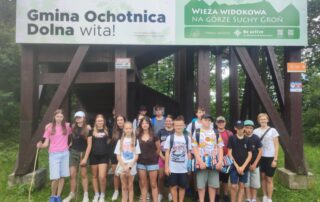 Zdjęcie zbiorowe pod wieżą widokową