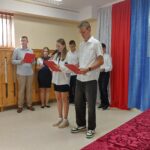 6 uczniów klasy 8 prezentuje program artystyczny