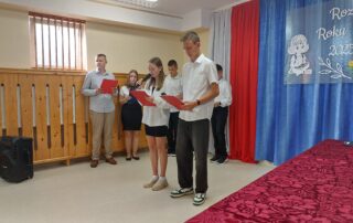 6 uczniów klasy 8 prezentuje program artystyczny