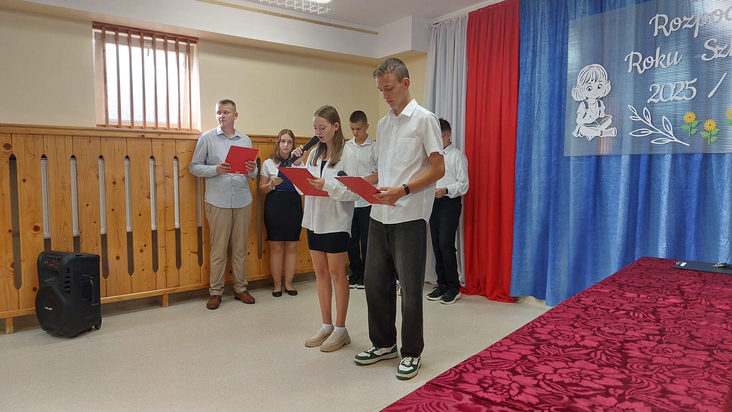 6 uczniów klasy 8 prezentuje program artystyczny