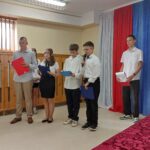 6 uczniów klasy 8 prezentuje program artystyczny