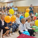 Pierwszoklasiści z balonikami