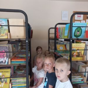 Dzieci z oddziału przedszkolnego w bibliotece szkolnej.