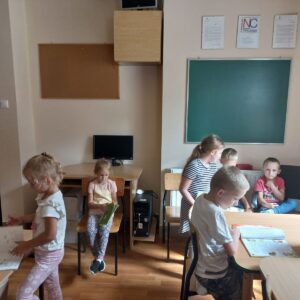 Uczniowie kl. I w bibliotece szkolnej.