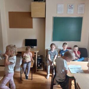 Uczniowie w bibliotece szkolnej.