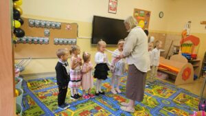 Dzieci z oddziału przedszkolnego pasowane na przedszkolaka przez p. Dyrektor.