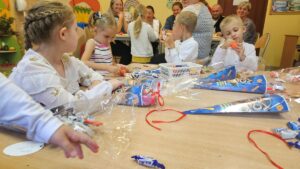 Dzieci z oddziału przedszkolnego z prezentami od rodziców.