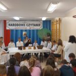 Uczniowie w scenerii opisanej przy pierwszym zdjęciu czytają utwory Jana Kochanowskiego.