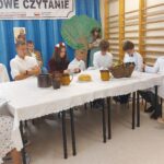 Uczniowie w scenerii opisanej przy pierwszym zdjęciu czytają utwory Jana Kochanowskiego.