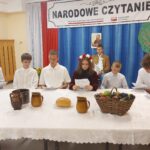 Uczniowie w scenerii opisanej przy pierwszym zdjęciu czytają utwory Jana Kochanowskiego.