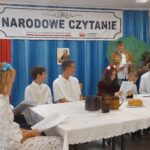 Uczniowie w scenerii opisanej przy pierwszym zdjęciu czytają utwory Jana Kochanowskiego - teraz utwór czyta uczeń ucharakteryzowany na Kochanowskiego.