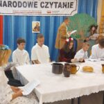 Uczniowie w scenerii opisanej przy pierwszym zdjęciu czytają utwory Jana Kochanowskiego - teraz utwór czyta uczeń ucharakteryzowany na Kochanowskiego.