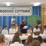 Uczniowie w scenerii opisanej przy pierwszym zdjęciu czytają utwory Jana Kochanowskiego