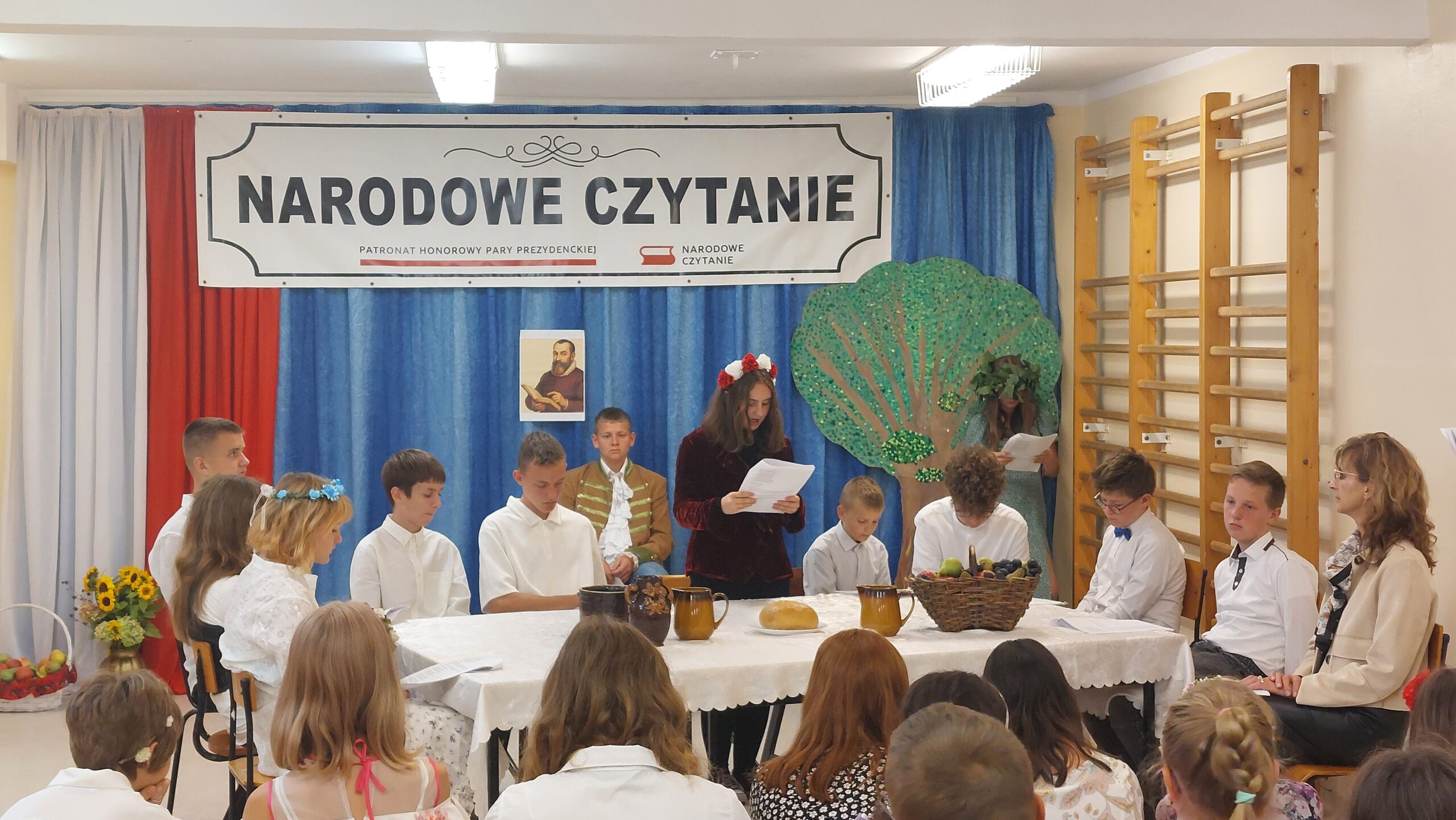 Uczniowie w scenerii opisanej przy pierwszym zdjęciu czytają utwory Jana Kochanowskiego