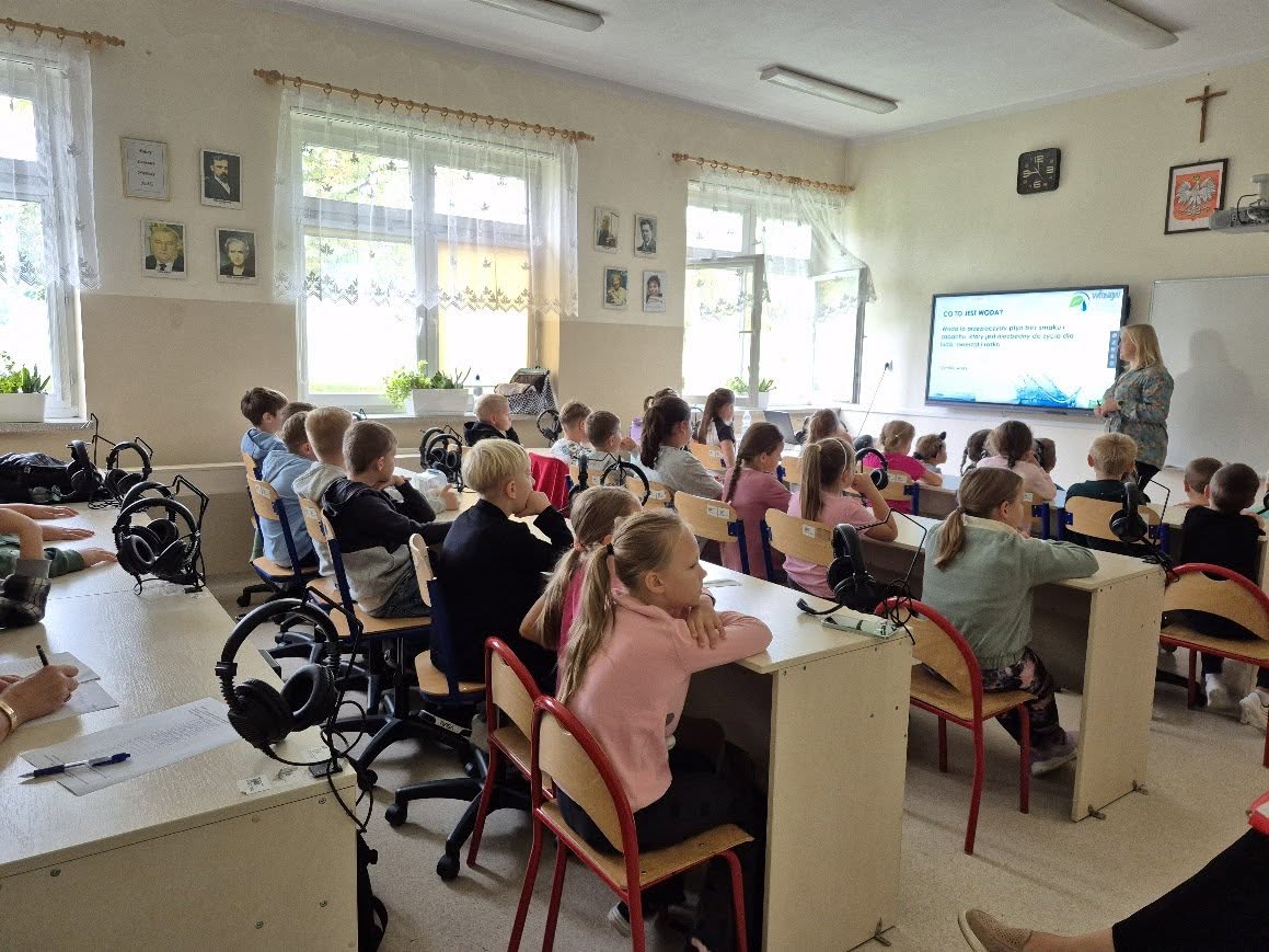 Uczniowie podczas prelekcji nt. oszczędzania wody