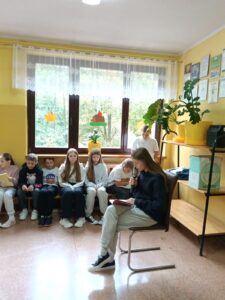 Uczniowie podczas głośnego czytania.