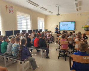 Uczniowie klas 1-3 podczas prelekcji w sali komputerowej
