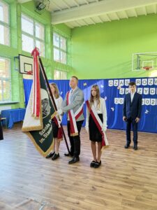 zdjęcie na zdjęciu widać poczet sztandarowy