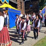 Czarny Potoczek na procesji wokół kościoła