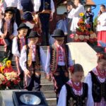 Uczniowie złożyli dary podczas Mszy Świętej na ołtarzu polowym