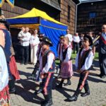 Czarny Potoczek na procesji wokół kościoła